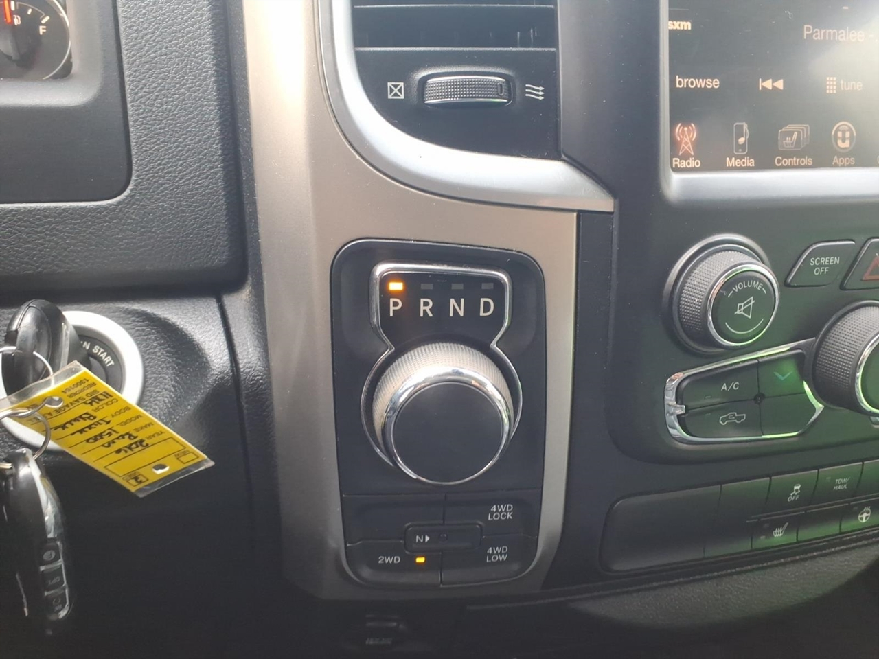 RAM 1500 4WD Crew Cab 140.5" SLT 2016