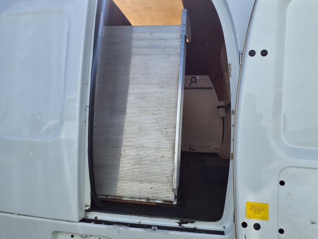 Ford Econoline Commercial Cutaway E-350 Super Duty 138" DRW 2016