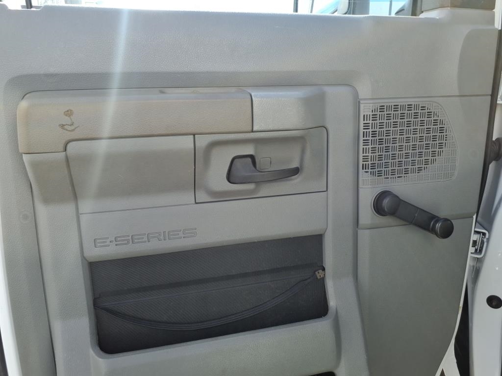 Ford Econoline Commercial Cutaway E-350 Super Duty 138" DRW 2016