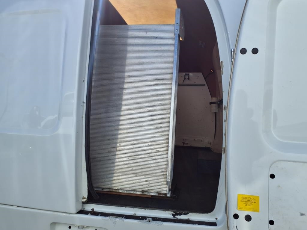 Ford Econoline Commercial Cutaway E-350 Super Duty 138" DRW 2016