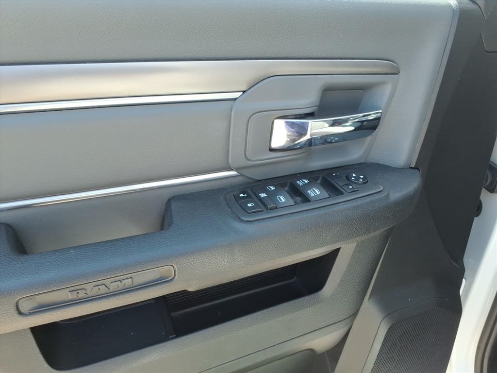RAM 1500 Classic SLT 4x4 Crew Cab 5'7" Box 2023 RAM 1500 Classic SLT 4x4 Crew Cab 5'7" Box 2023