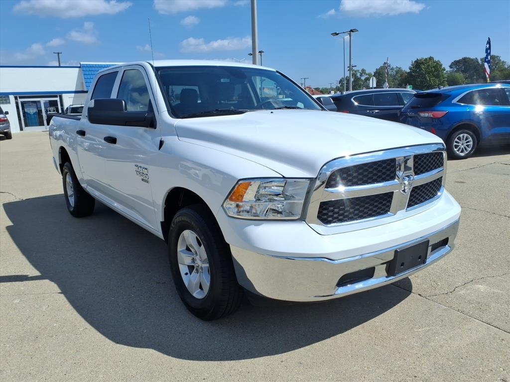 RAM 1500 Classic SLT 4x4 Crew Cab 5'7" Box 2023 RAM 1500 Classic SLT 4x4 Crew Cab 5'7" Box 2023