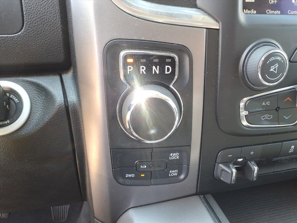 RAM 1500 Classic SLT 4x4 Crew Cab 5'7" Box 2023 RAM 1500 Classic SLT 4x4 Crew Cab 5'7" Box 2023