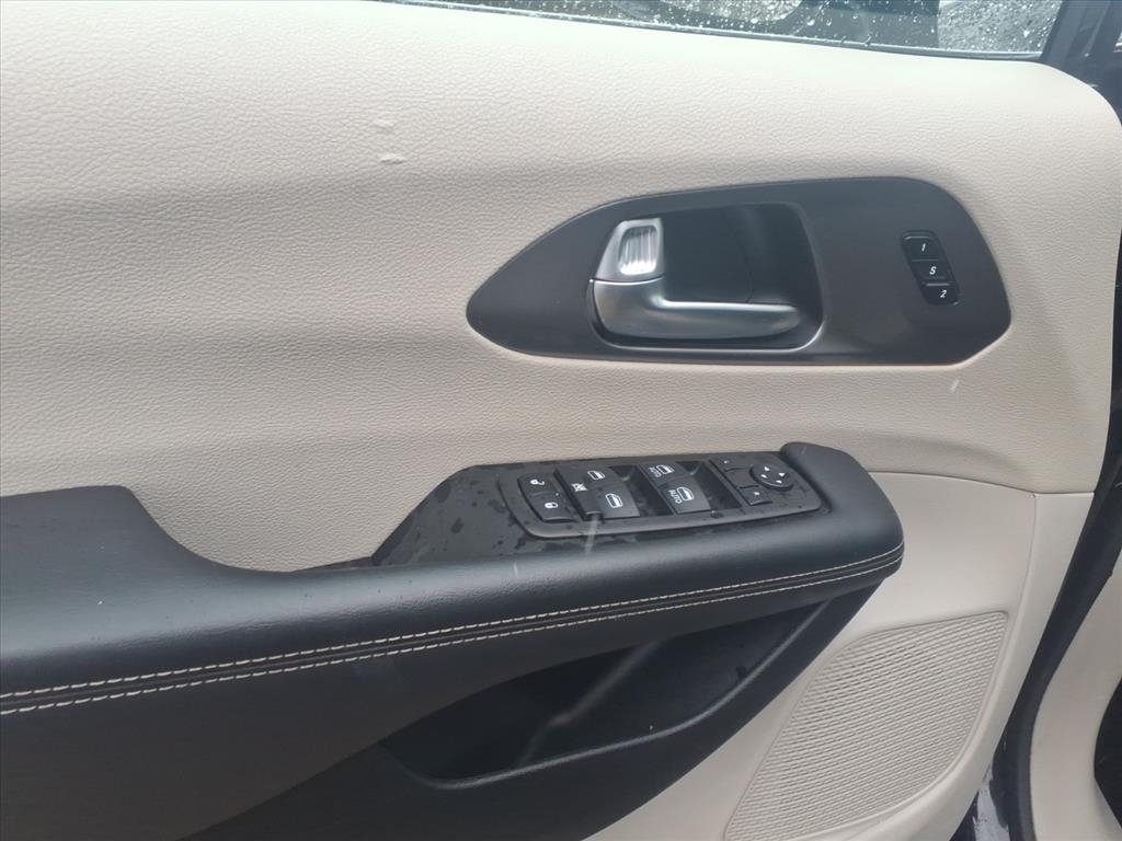 Chrysler Pacifica Touring L FWD 2024