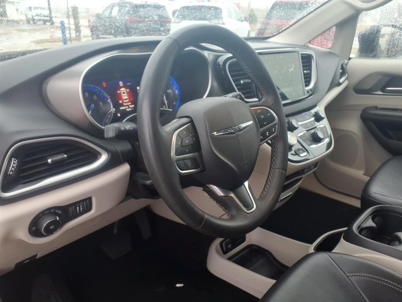 Chrysler Pacifica Touring L FWD 2024