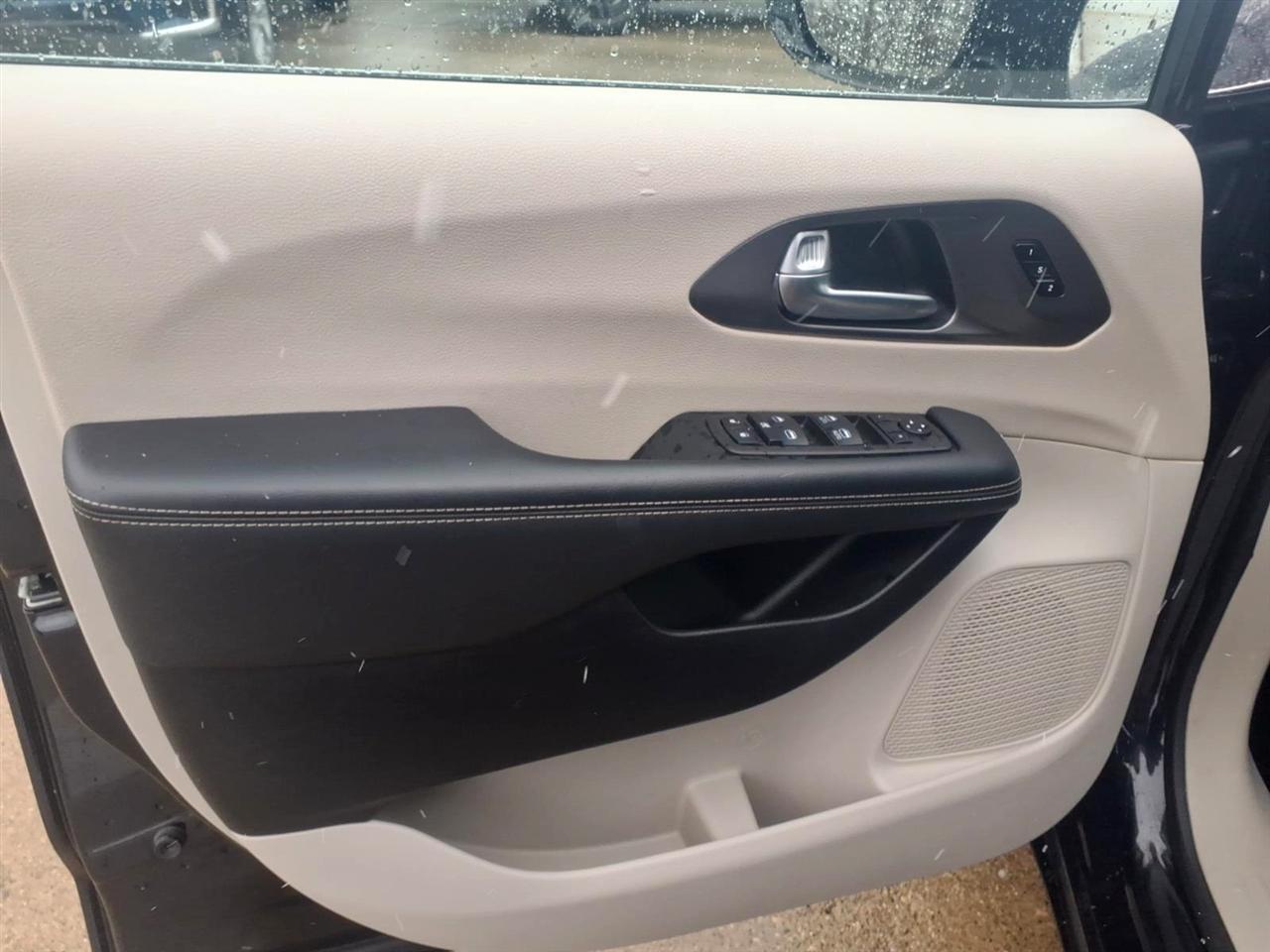 Chrysler Pacifica Touring L FWD 2024