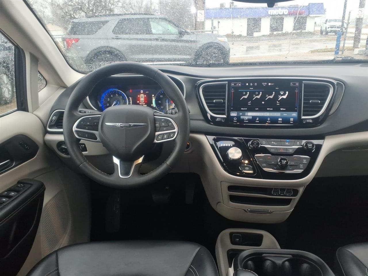 Chrysler Pacifica Touring L FWD 2024