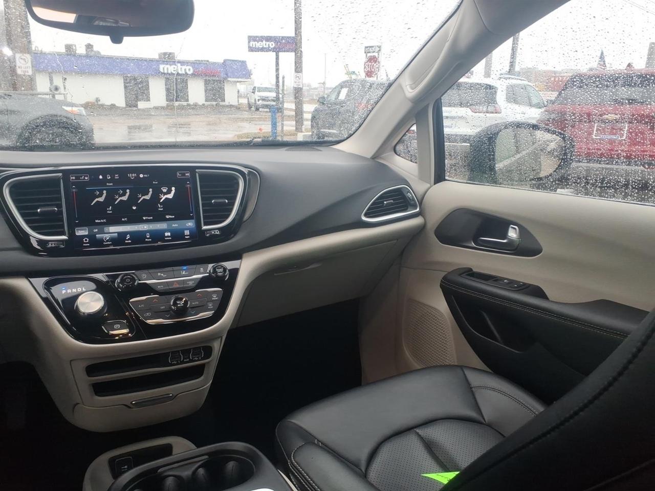 Chrysler Pacifica Touring L FWD 2024