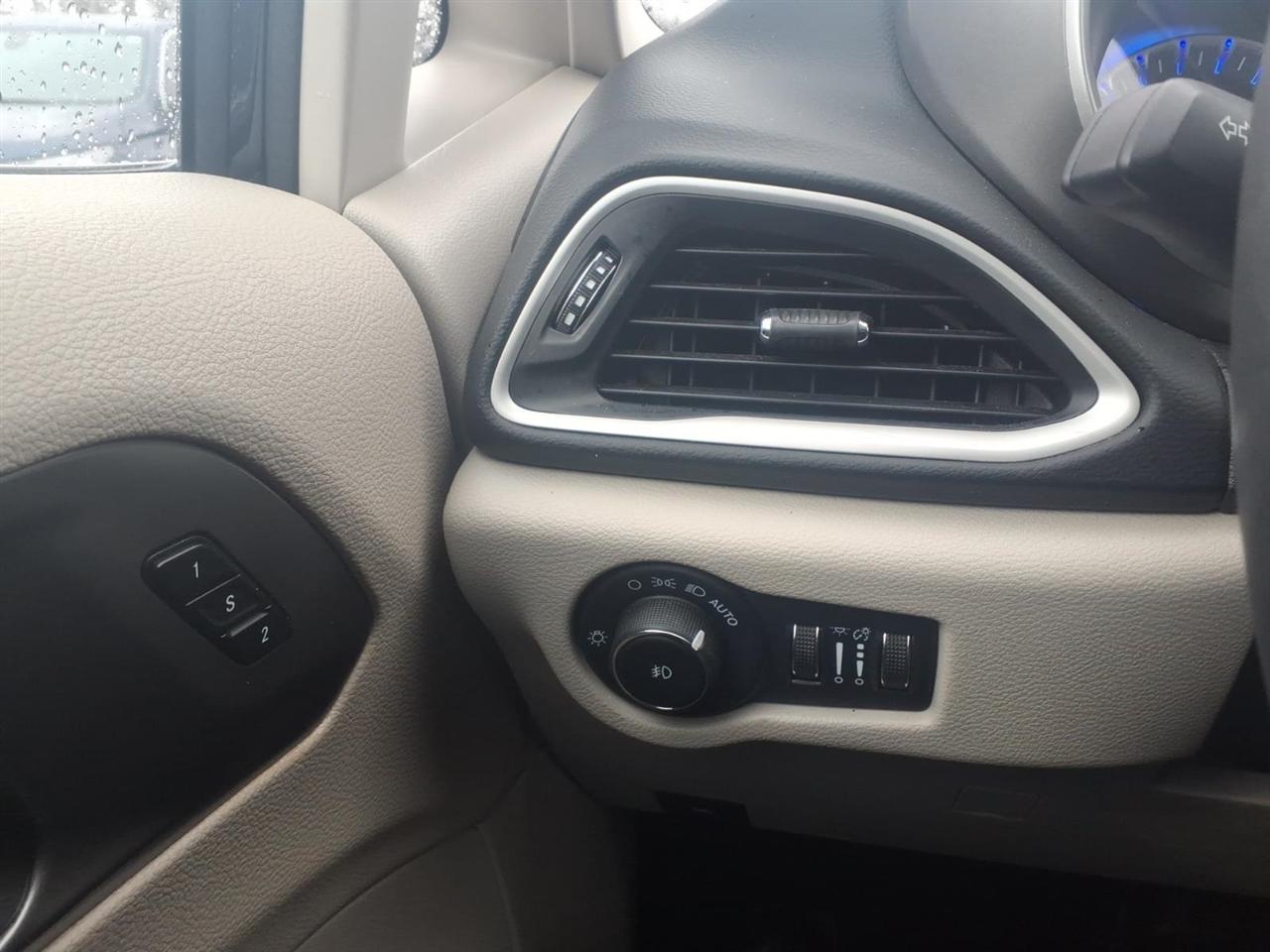 Chrysler Pacifica Touring L FWD 2024