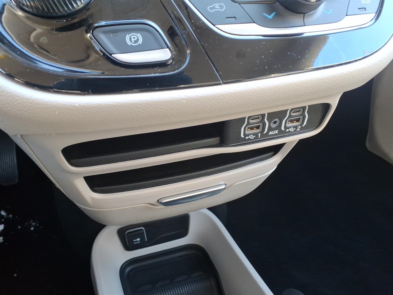 Chrysler Pacifica Touring L FWD 2024