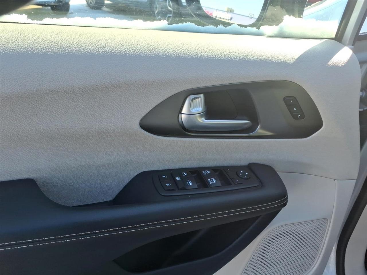 Chrysler Pacifica Touring L FWD 2024