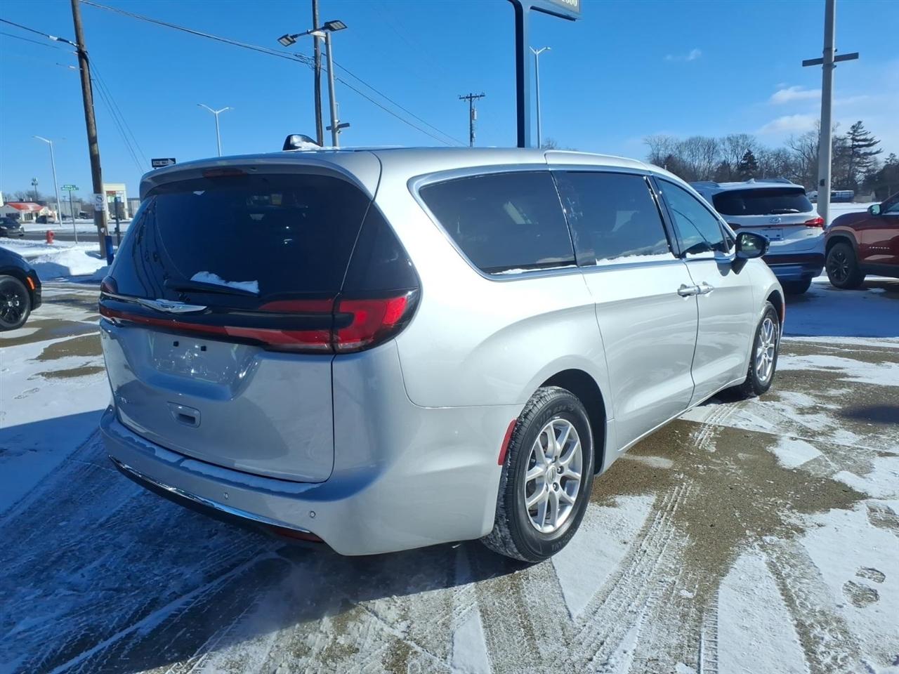 Chrysler Pacifica Touring L FWD 2024