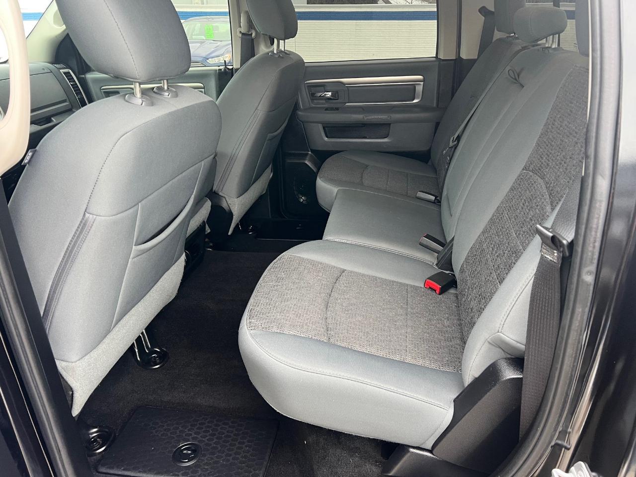 RAM 1500 4WD Crew Cab 140.5" SLT 2016