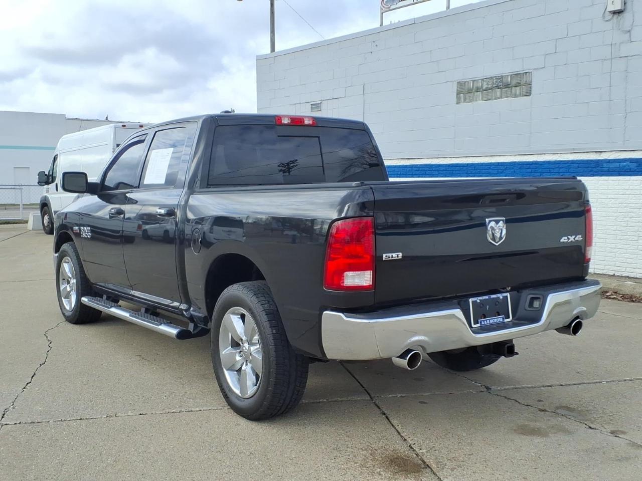 RAM 1500 4WD Crew Cab 140.5" SLT 2016