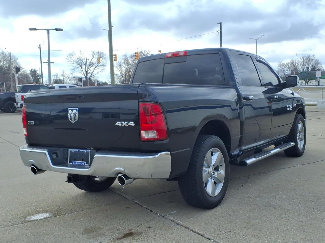 RAM 1500 4WD Crew Cab 140.5" SLT 2016