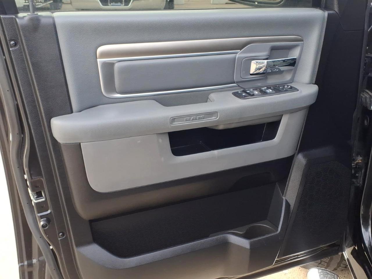 RAM 1500 4WD Crew Cab 140.5" SLT 2016