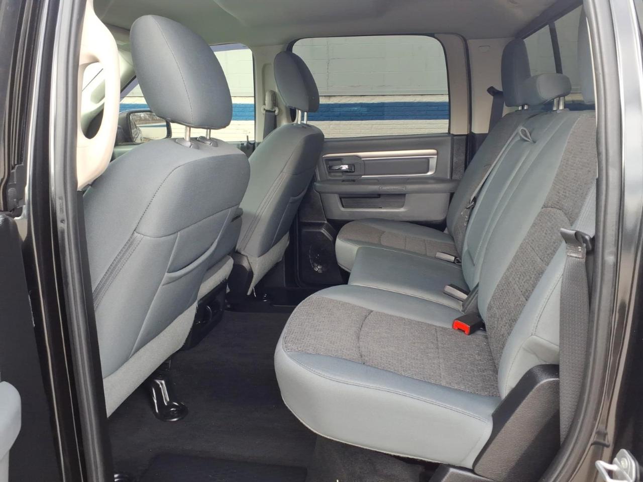 RAM 1500 4WD Crew Cab 140.5" SLT 2016