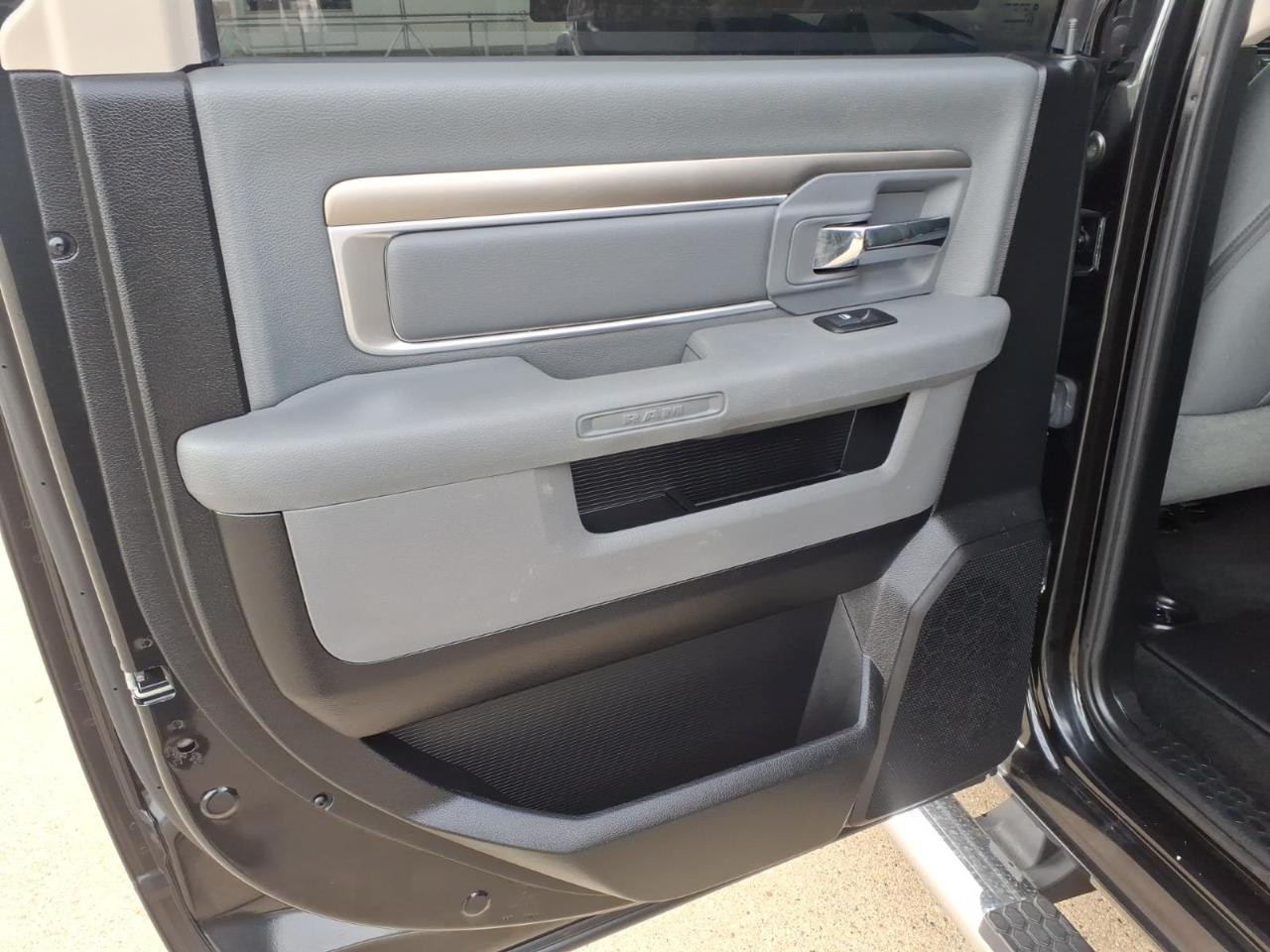 RAM 1500 4WD Crew Cab 140.5" SLT 2016