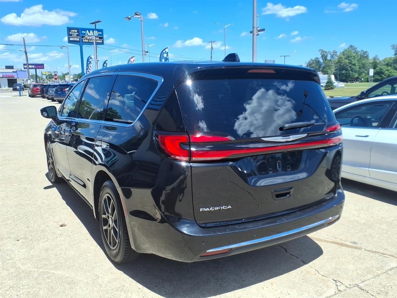 Chrysler Pacifica Touring L FWD 2024