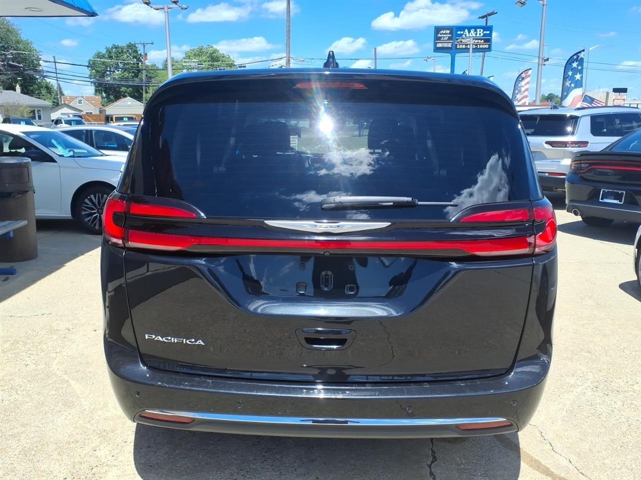 Chrysler Pacifica Touring L FWD 2024