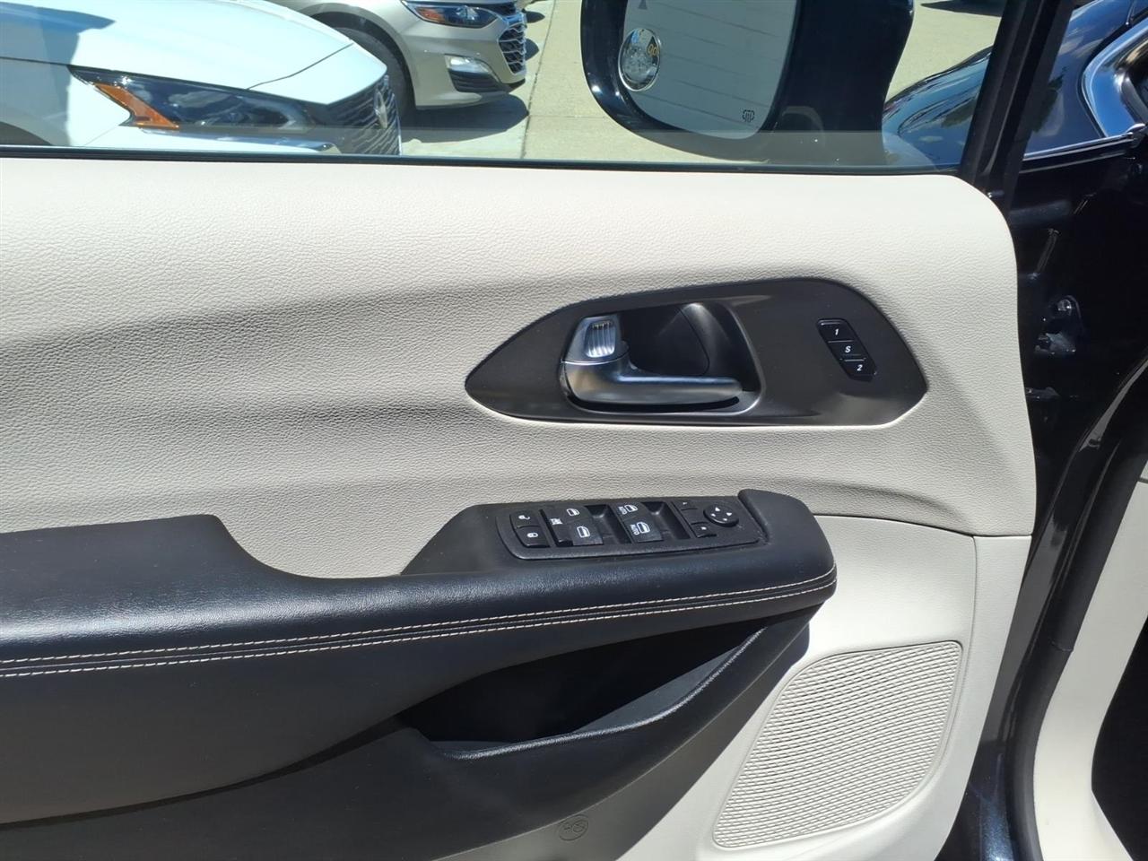 Chrysler Pacifica Touring L FWD 2024