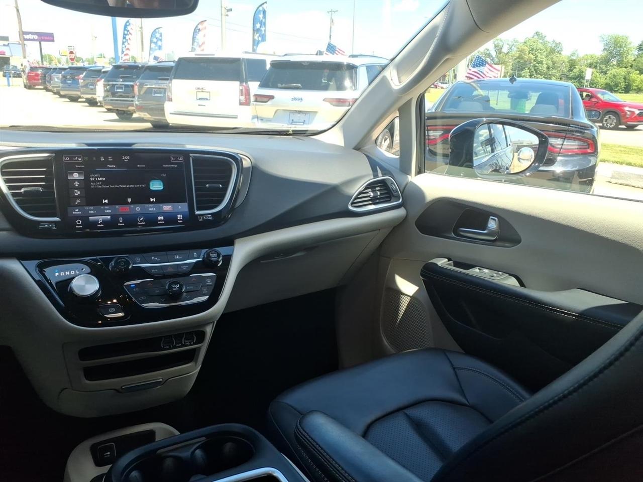 Chrysler Pacifica Touring L FWD 2024
