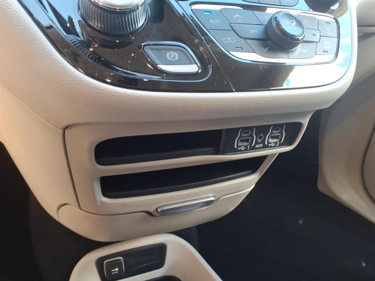 Chrysler Pacifica Touring L FWD 2024