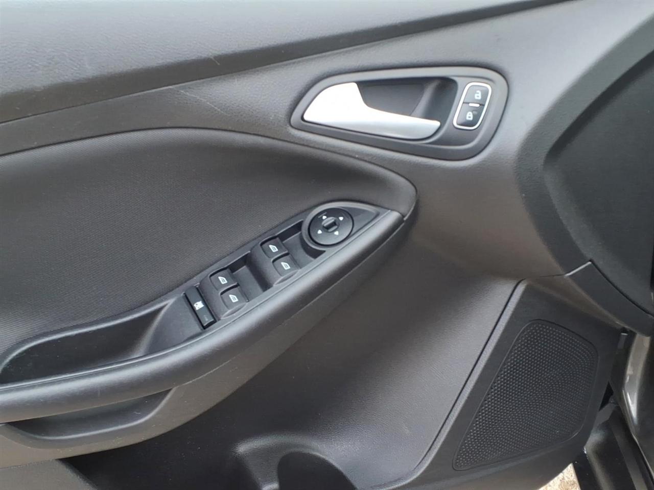 Ford Focus SE Sedan 2017