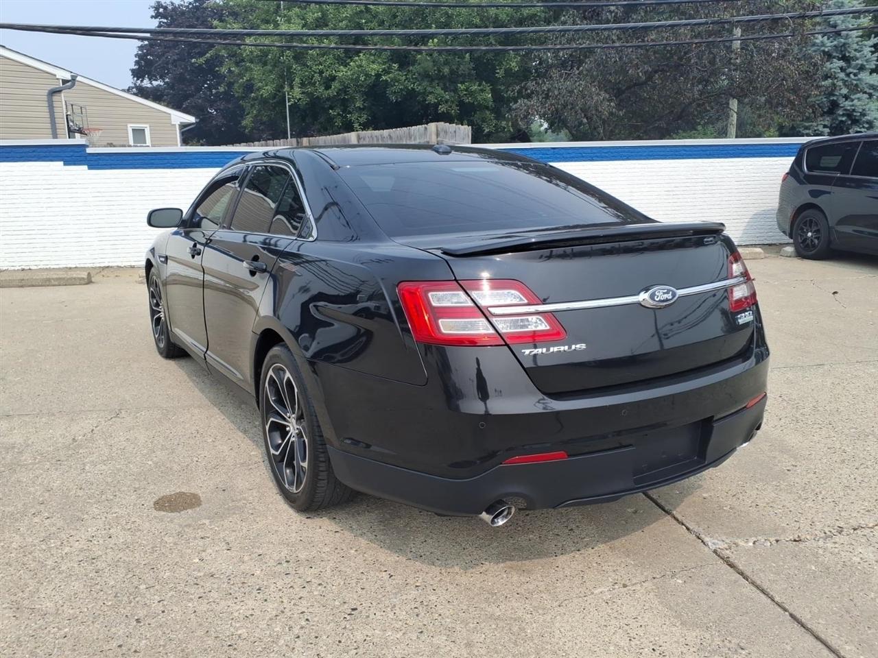 Ford Taurus 4dr Sdn SHO AWD 2015