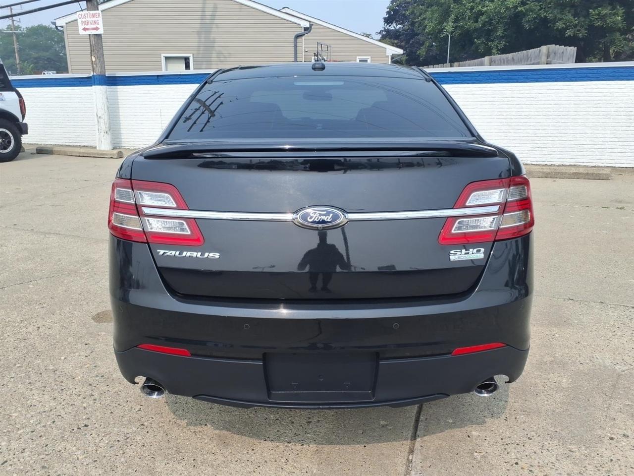 Ford Taurus 4dr Sdn SHO AWD 2015