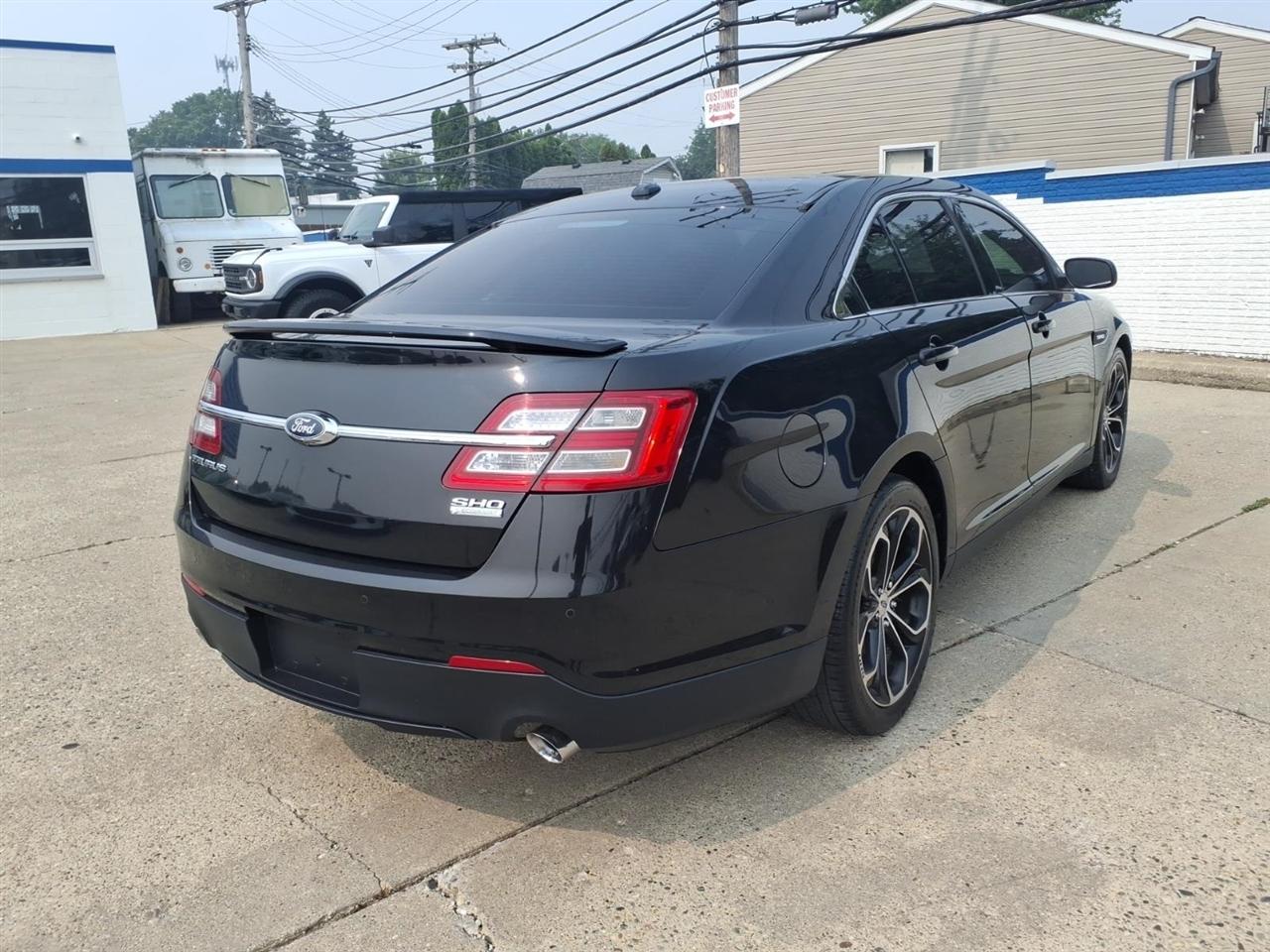 Ford Taurus 4dr Sdn SHO AWD 2015