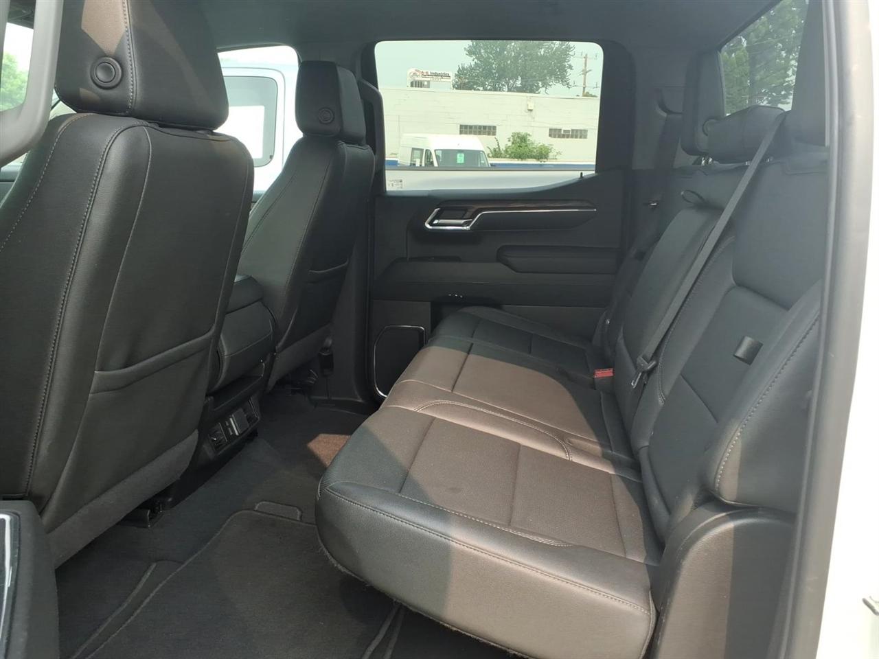 GMC Sierra 1500 4WD Crew Cab 147" SLT 2025