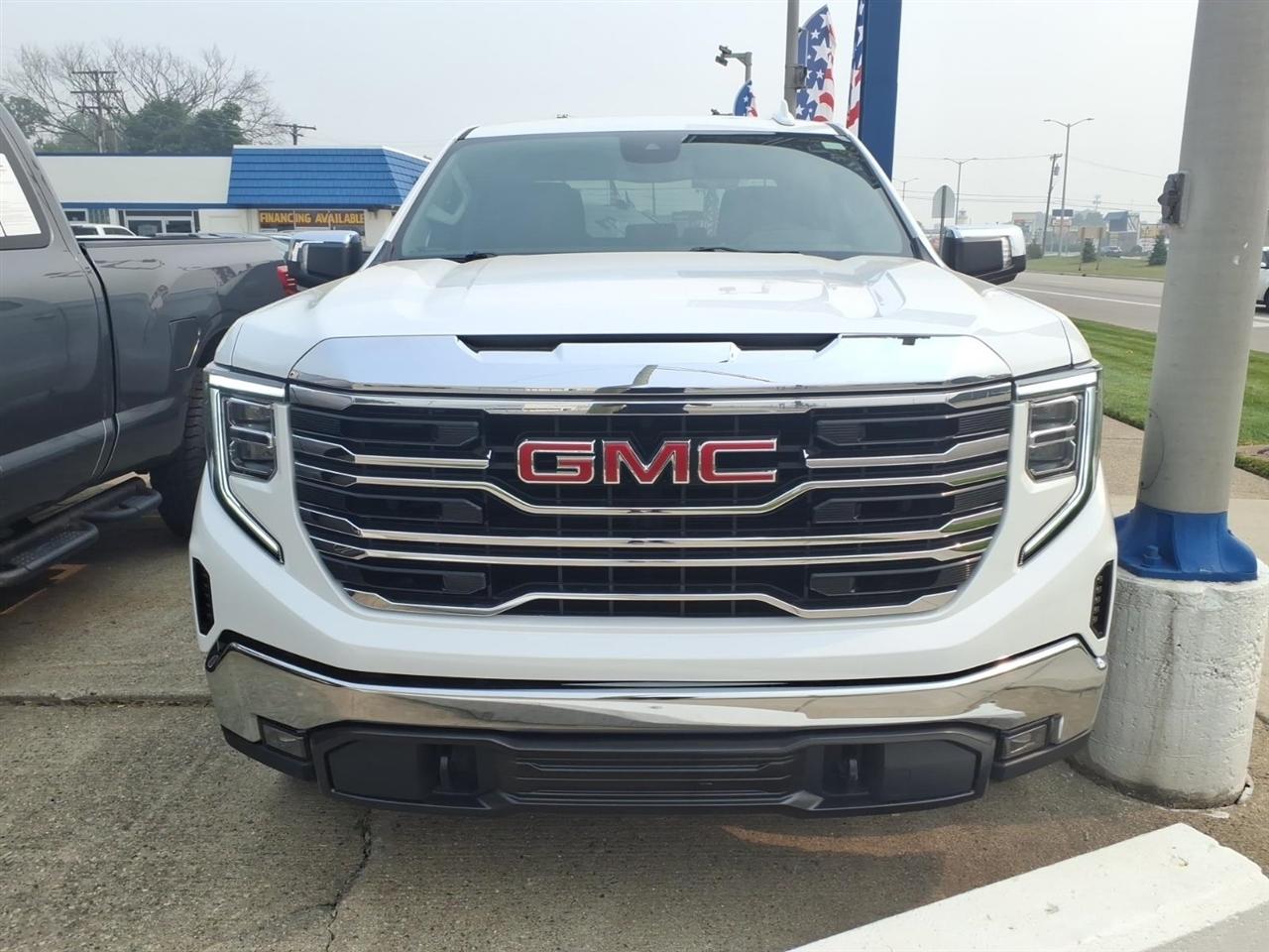 GMC Sierra 1500 4WD Crew Cab 147" SLT 2025