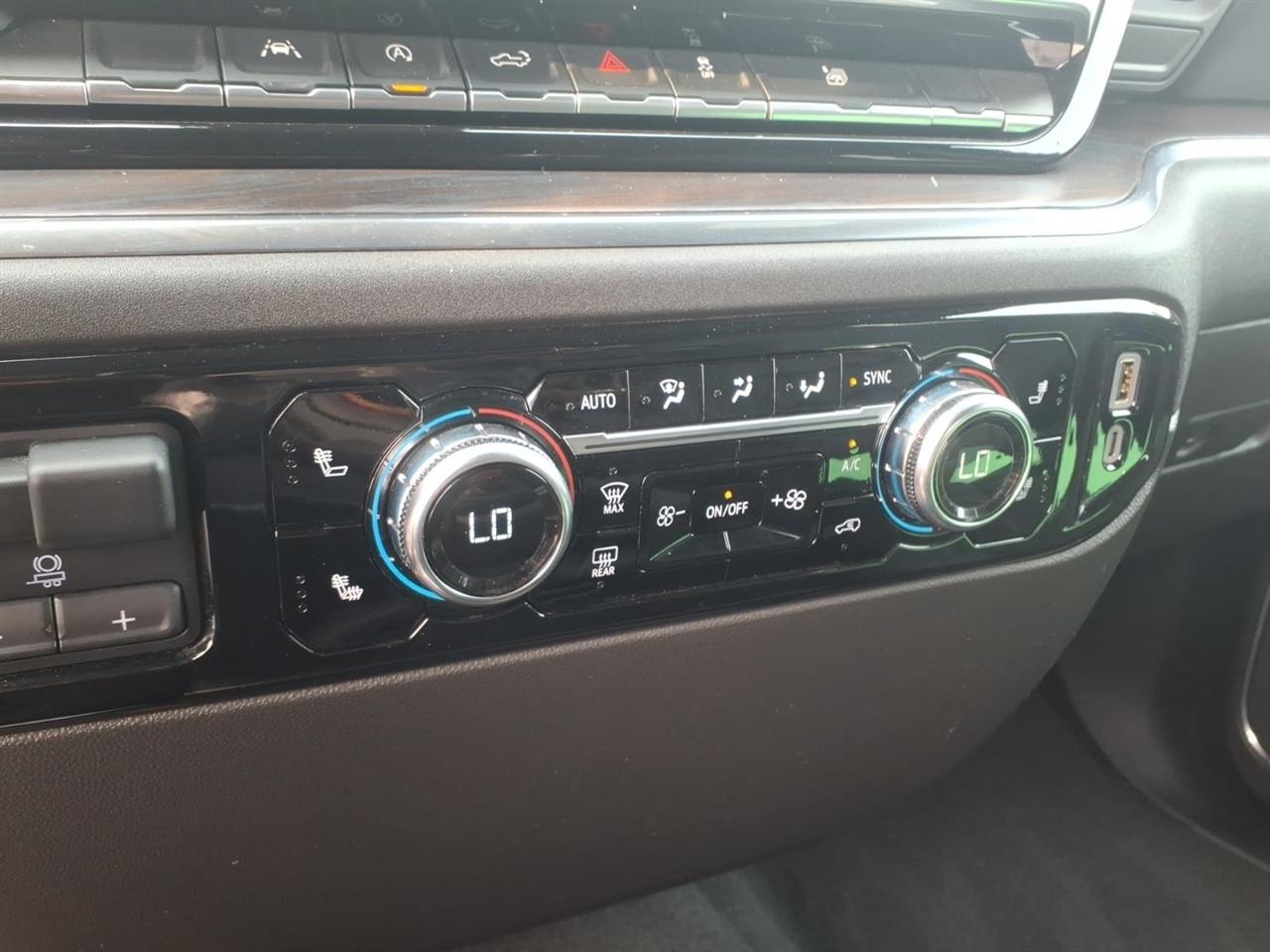 GMC Sierra 1500 4WD Crew Cab 147" SLT 2025