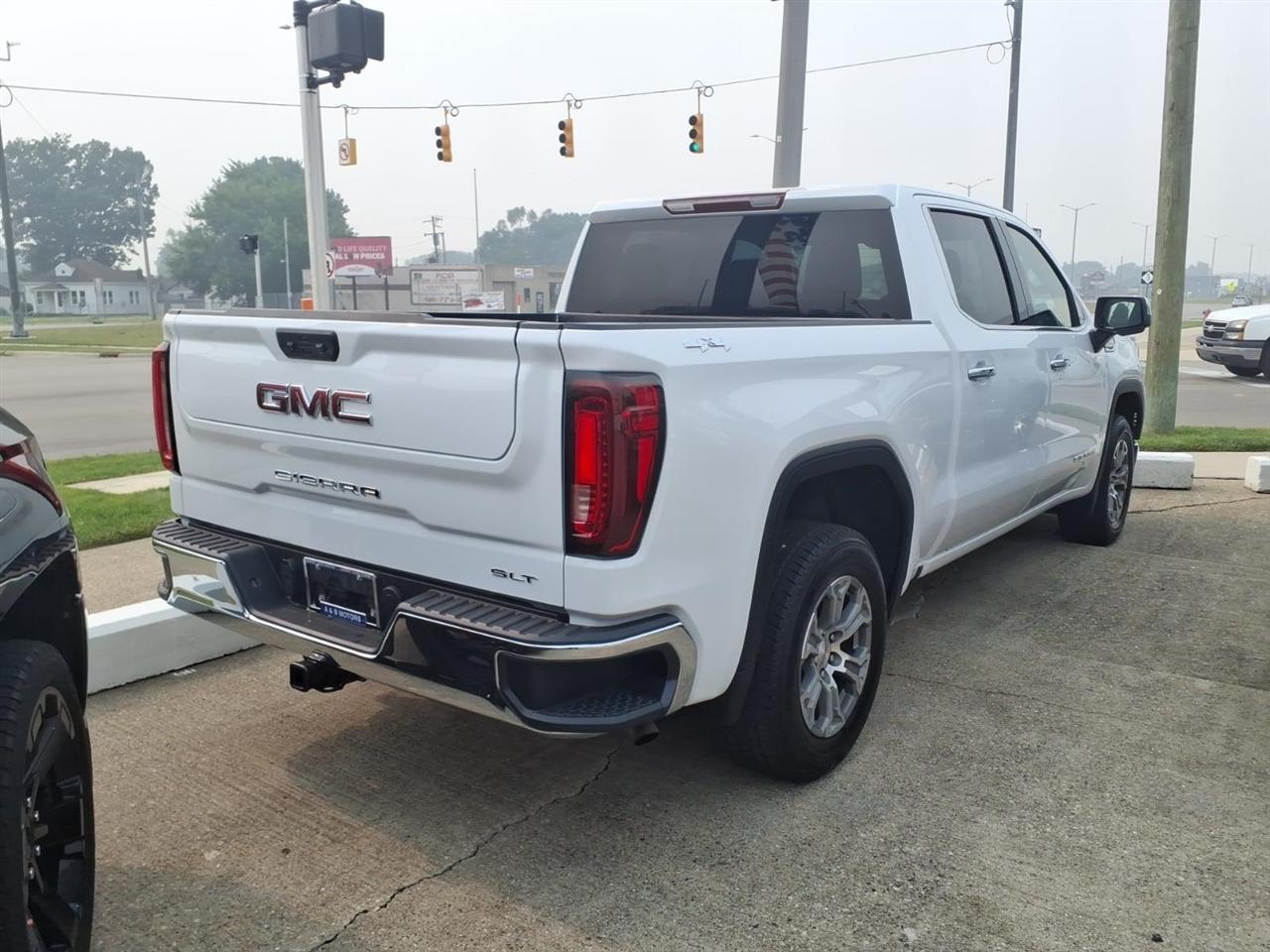 GMC Sierra 1500 4WD Crew Cab 147" SLT 2025