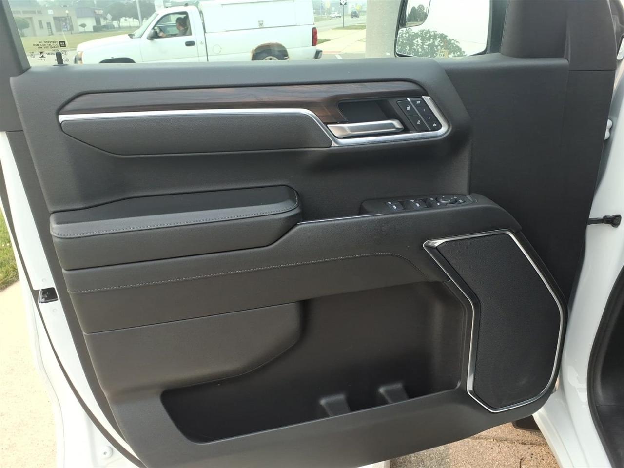 GMC Sierra 1500 4WD Crew Cab 147" SLT 2025