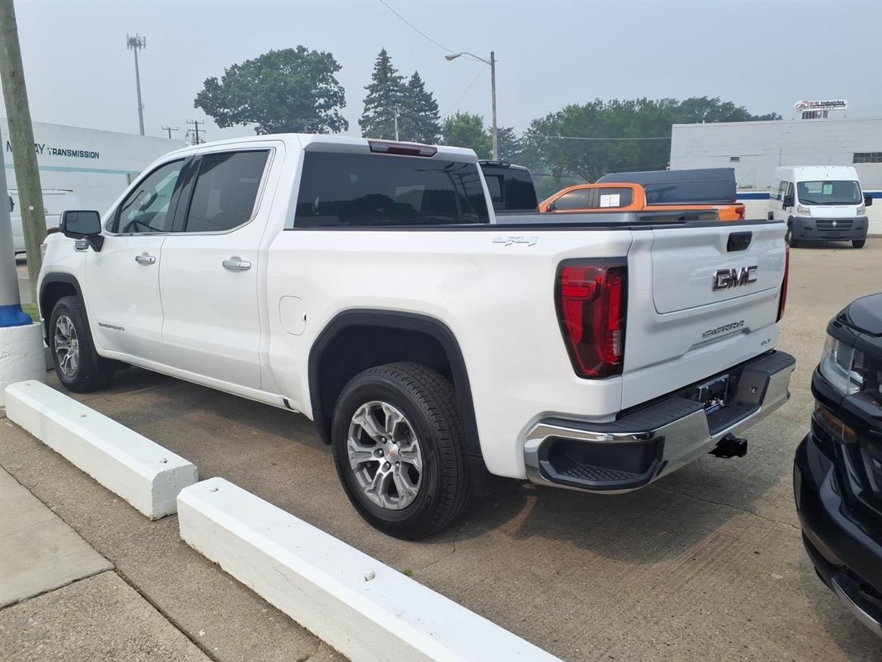 GMC Sierra 1500 4WD Crew Cab 147" SLT 2025
