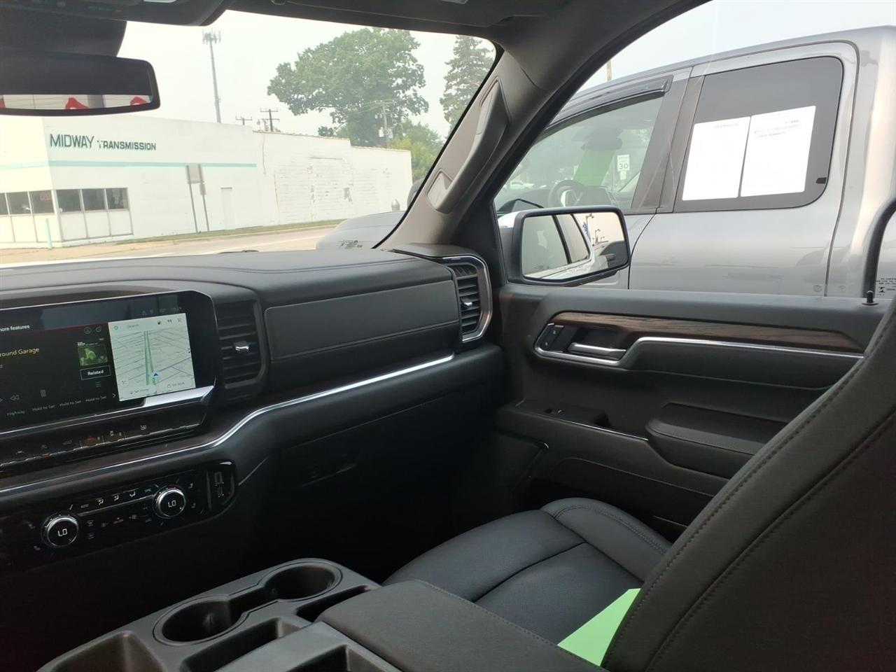 GMC Sierra 1500 4WD Crew Cab 147" SLT 2025
