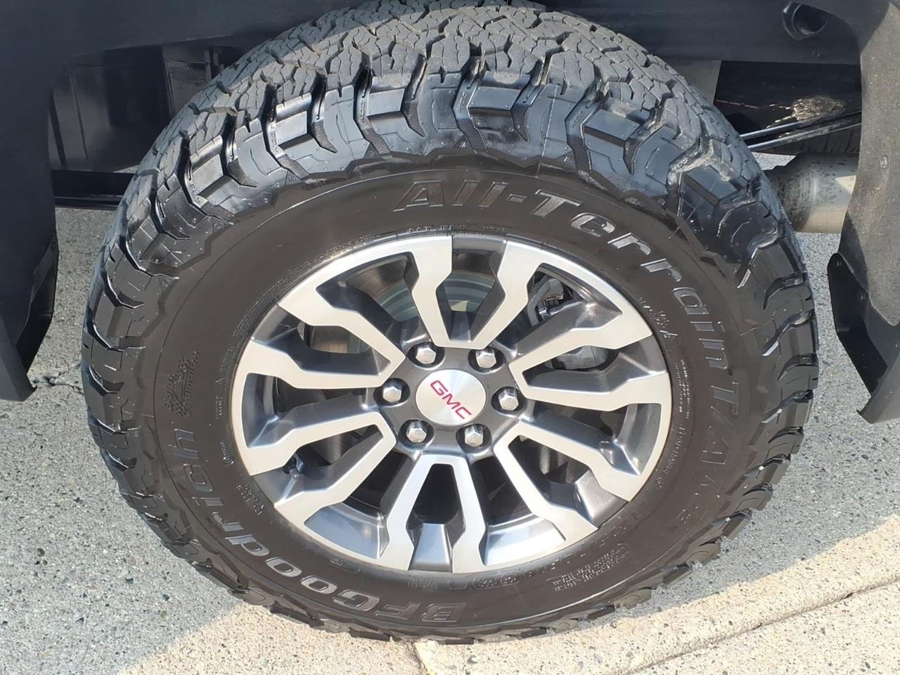 GMC Sierra 1500 4WD Crew Cab 147" AT4 2023