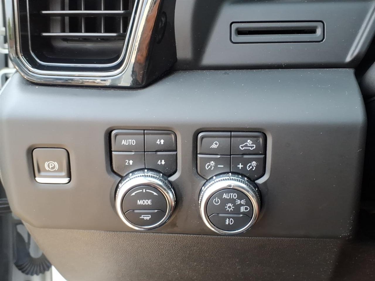 GMC Sierra 1500 4WD Crew Cab 147" AT4 2023