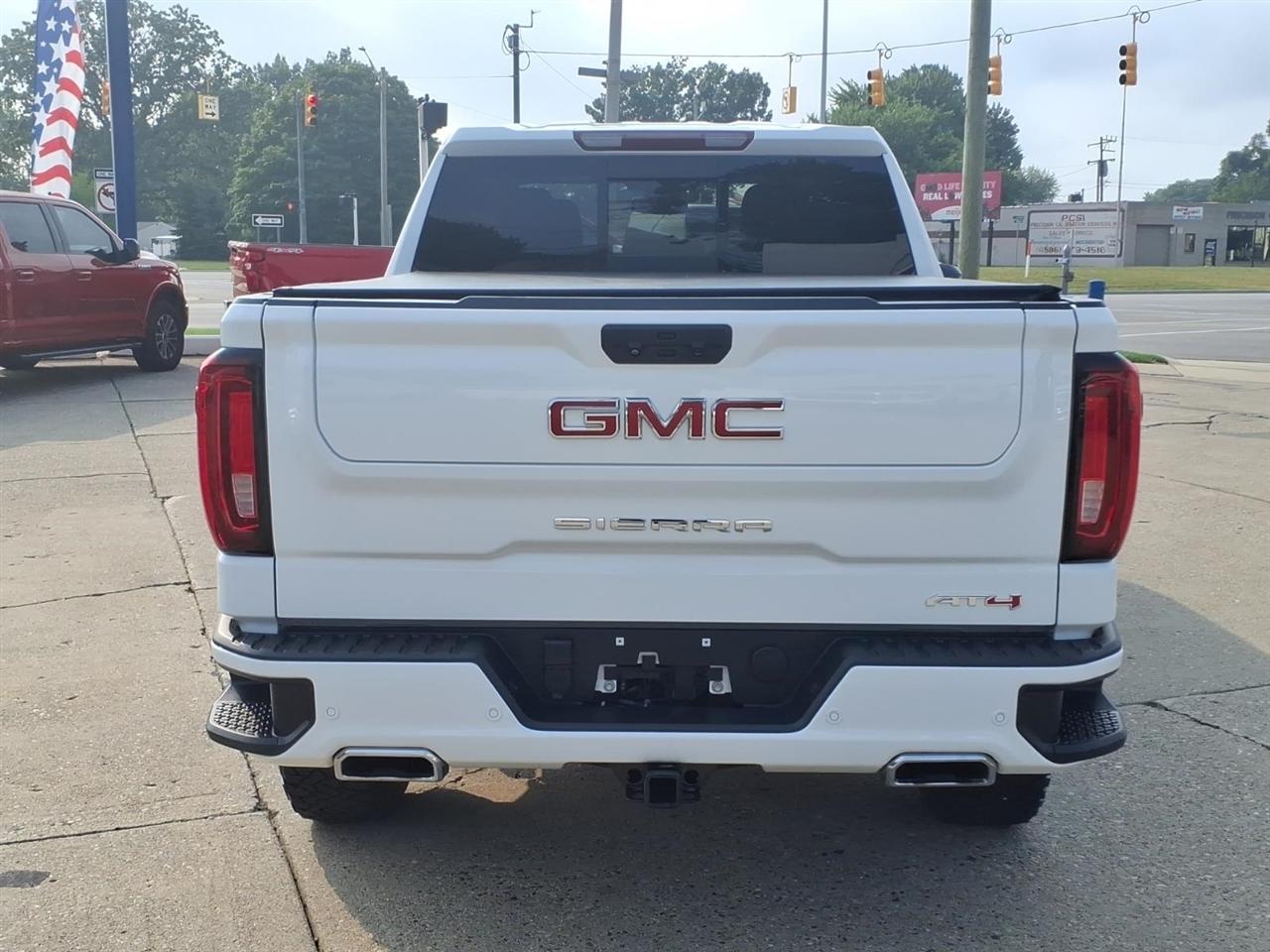 GMC Sierra 1500 4WD Crew Cab 147" AT4 2023