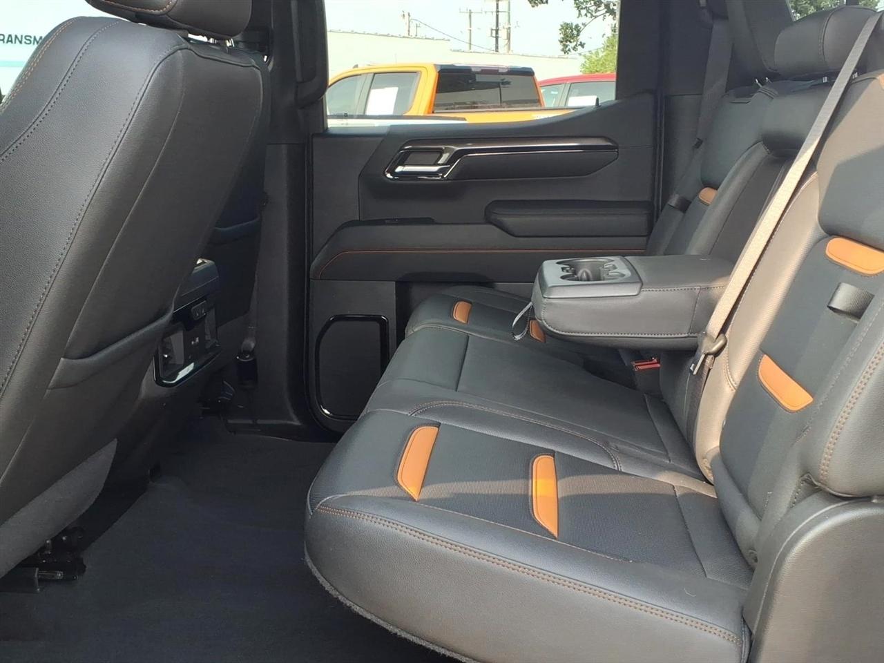 GMC Sierra 1500 4WD Crew Cab 147" AT4 2023