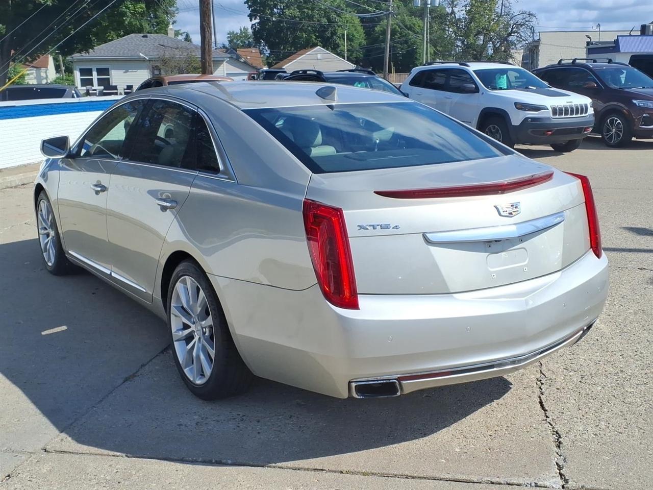 Cadillac XTS 4dr Sdn Luxury Collection AWD 2016