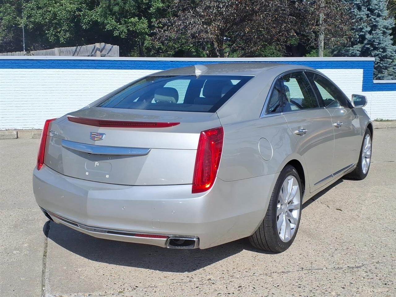 Cadillac XTS 4dr Sdn Luxury Collection AWD 2016