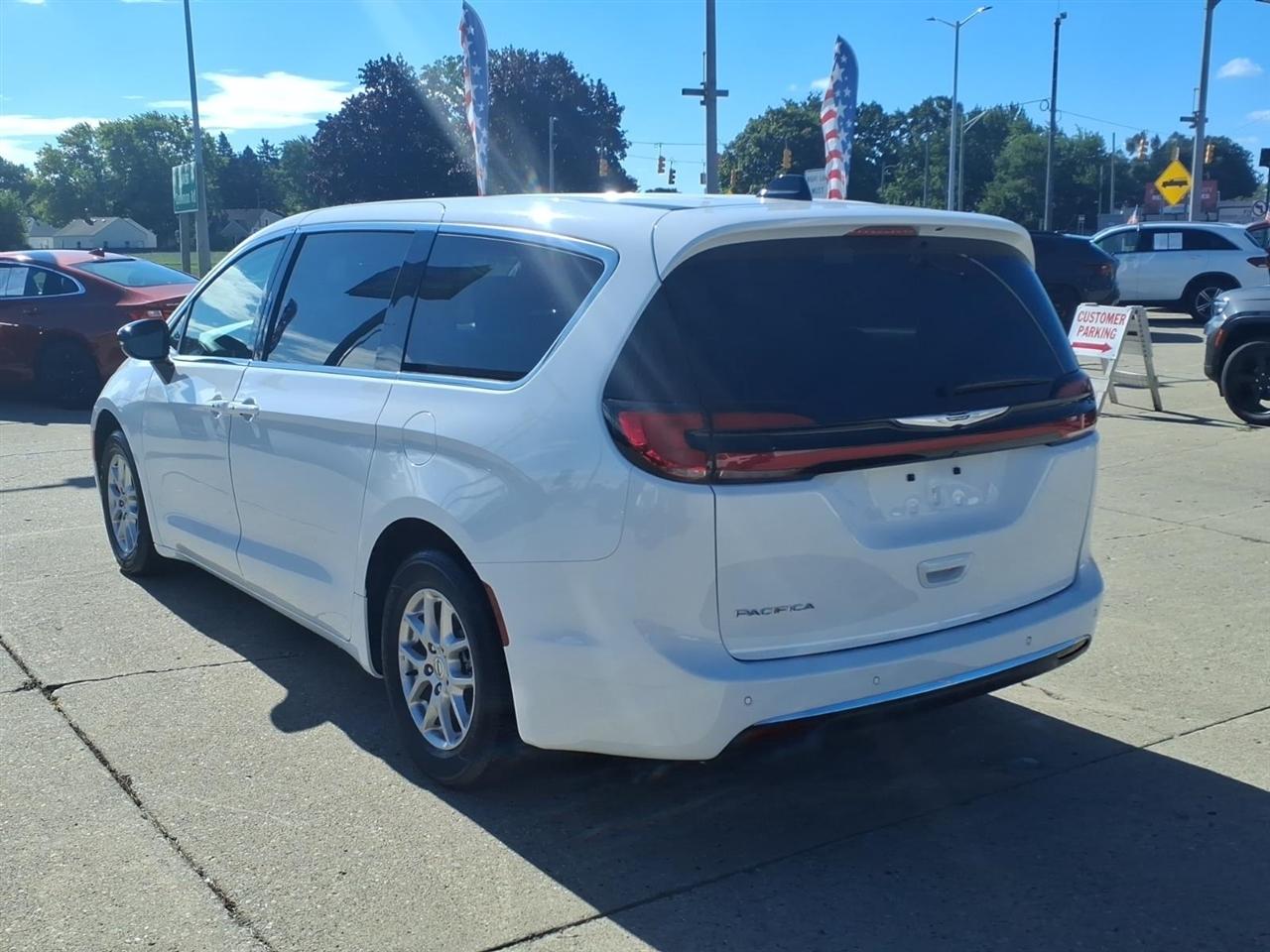 Chrysler Pacifica Touring L FWD 2024