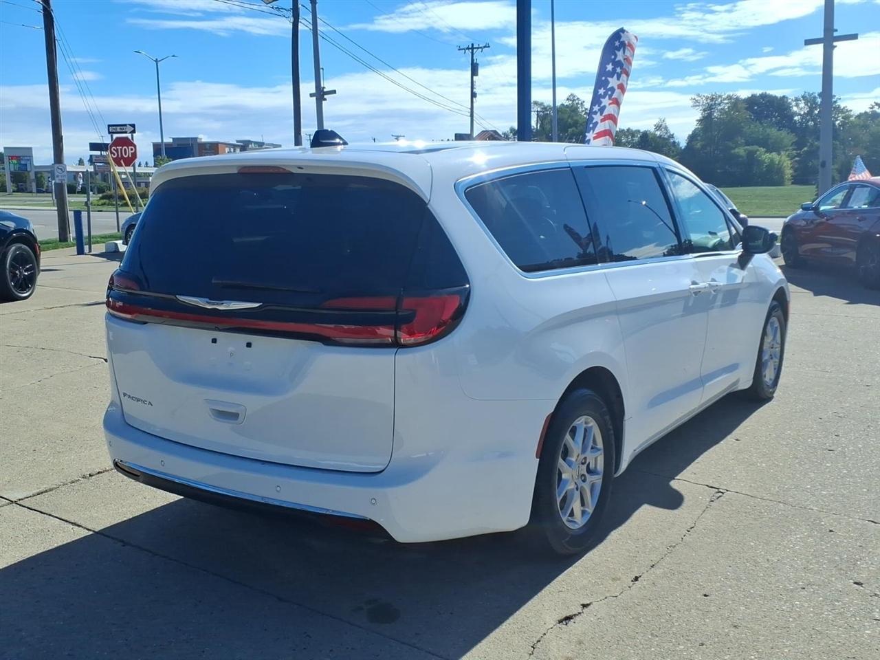 Chrysler Pacifica Touring L FWD 2024