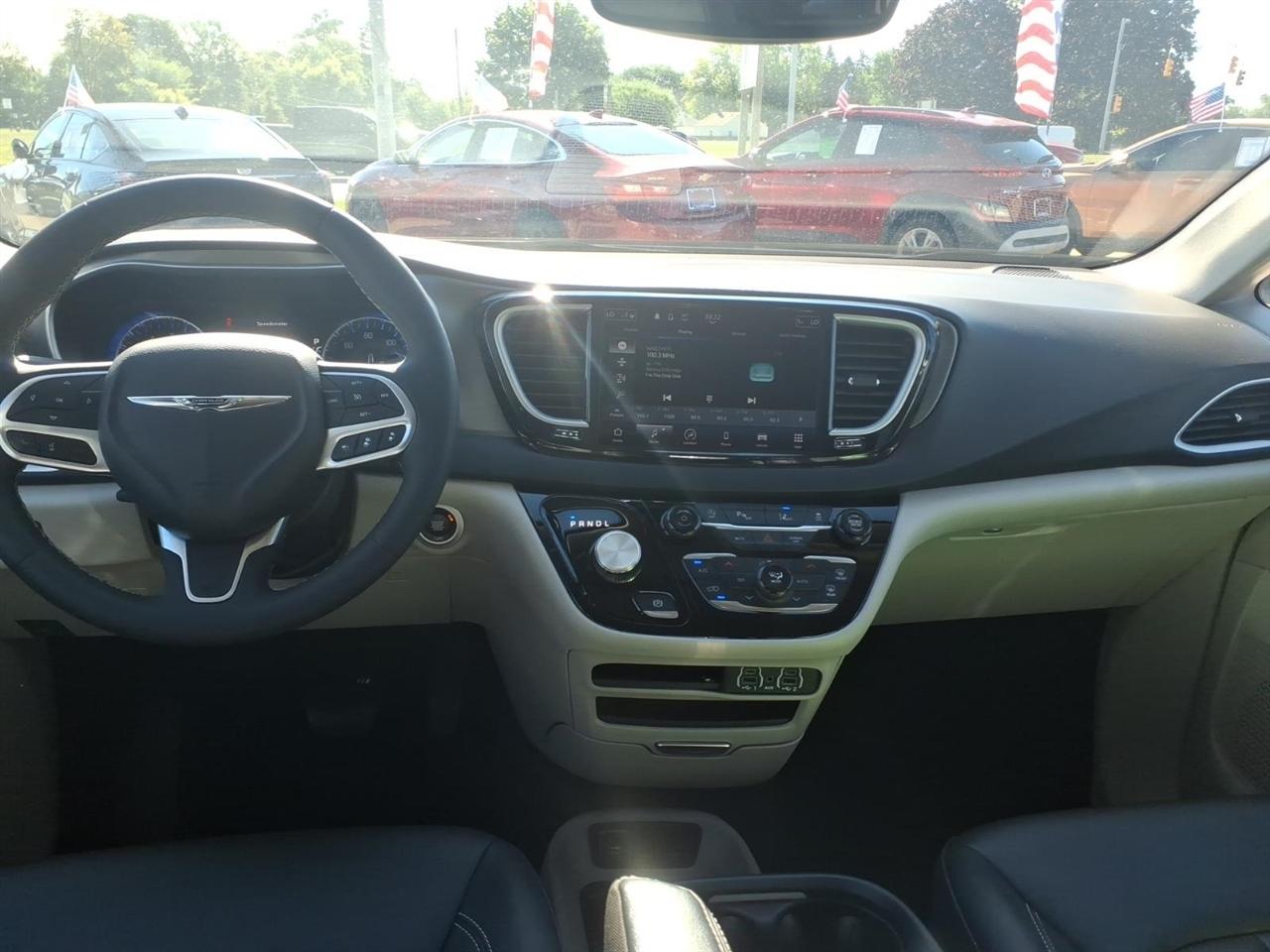 Chrysler Pacifica Touring L FWD 2024