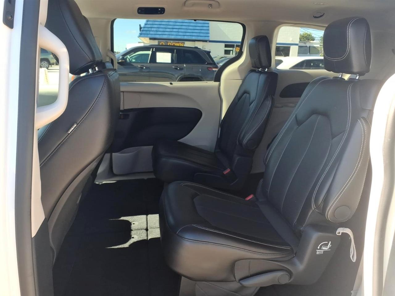 Chrysler Pacifica Touring L FWD 2024