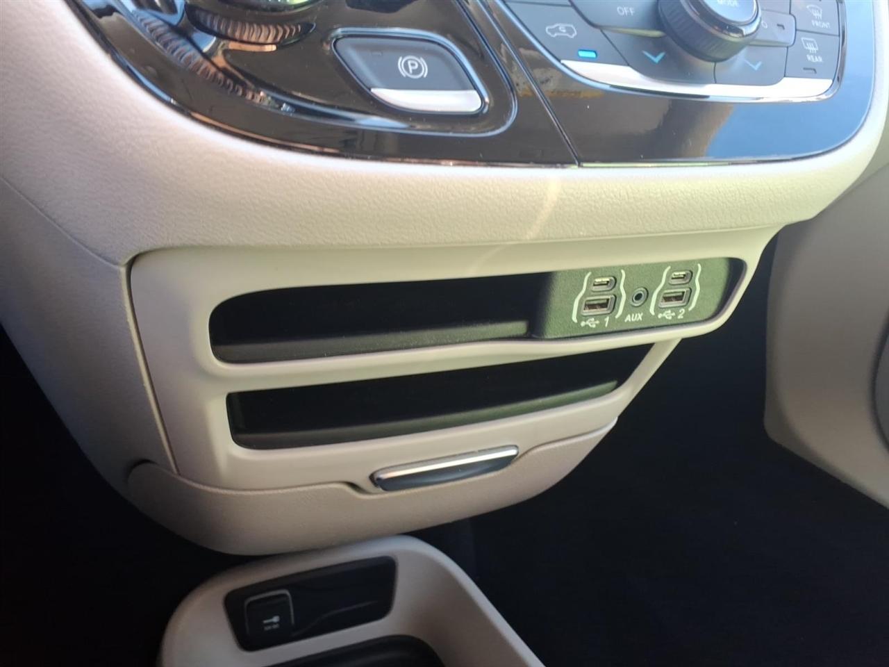 Chrysler Pacifica Touring L FWD 2024