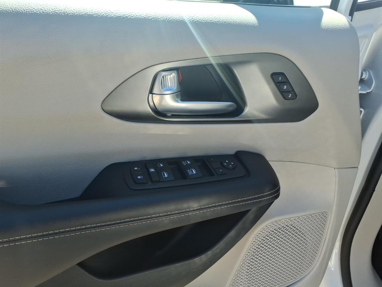 Chrysler Pacifica Touring L FWD 2024